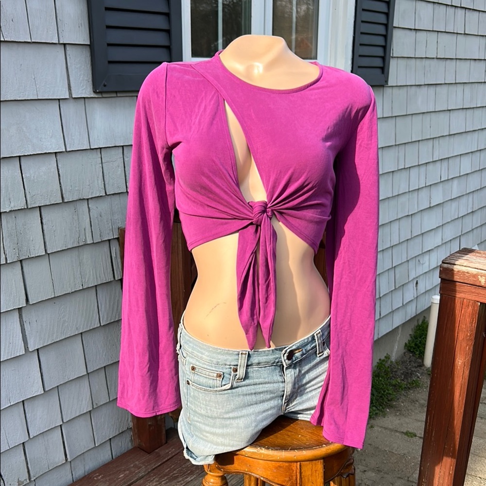 Urban Outfitters Elle Keyhole Flare Sleeve Magenta Top Sze M- NWT's Tie, cut out